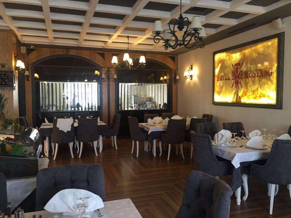Hotel Mustang Vasqarr Restoran fotoğraf