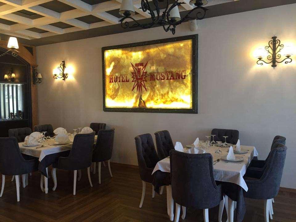 Hotel Mustang Vasqarr Restoran fotoğraf